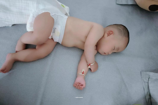 曹县三个月宝宝抬头不稳